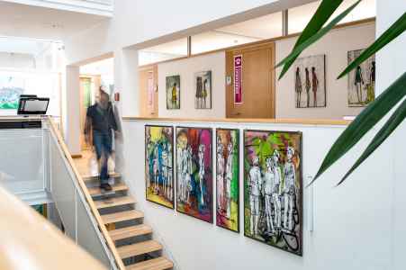 Das Gemeindeamt Obertrum bietet KünstlerInnen die Möglichkeit ihre Werke zu zeigen. So wie hier die Bilder von Sonja Brandl