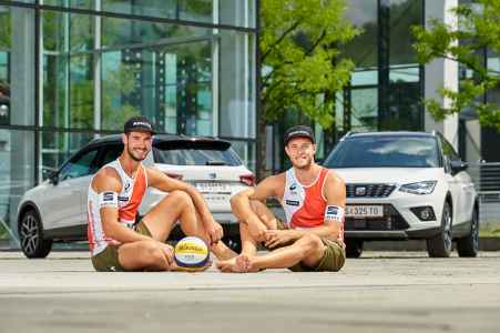 die Beach Volleyball Spieler Ermacora und Pristauz fahren jetzt SEAT von Porsche