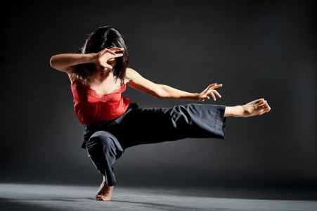 Tänzerin vom TRAK Dance Ensemble im Fotostudio