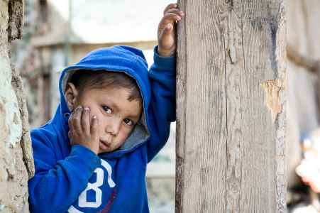 Porträt von einem Roma Jungen in einer Siedlung in Dumbraveni Reise mit der Diakonie