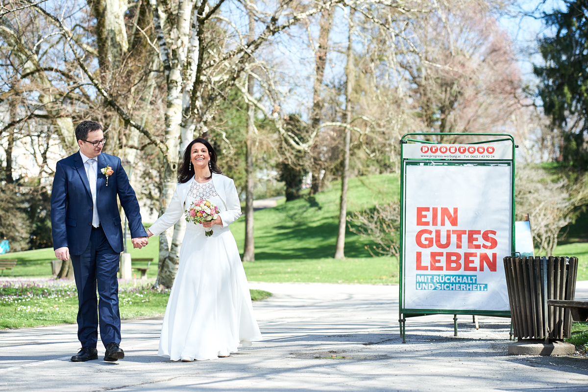 Hochzeit von Maria und Eric im Marmorsaal im Standesamt Miirabell und Paarshooting im Mirabellgarten in Salzburg. Fotografiert von Hochzeitsfotograf Andreas Brandl.