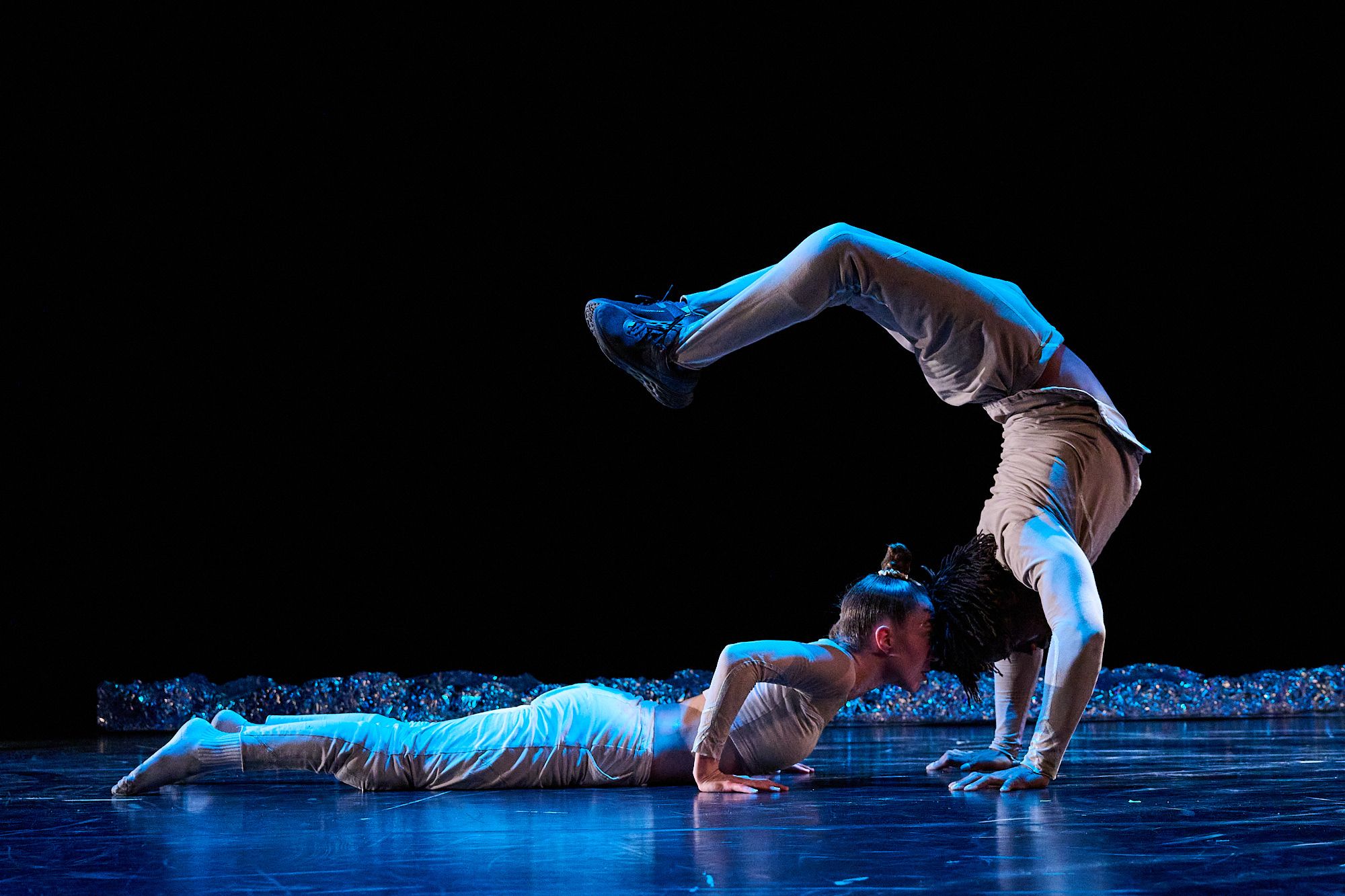 Foto von Tanz Performance bei Hip Hop goes Theatre in der Szene Salzburg fotografiert von Fotograf Andreas Brandl